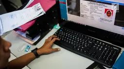 Petugas melakukan perekaman data seorang anak untuk pembuatan Kartu Identitas Anak (KIA) di Kantor Suku Dinas Dukcapil Jakarta Pusat, Selasa (27/11). Sebanyak 21.273 KIA telah dicetak oleh Dukcapil Jakarta Pusat. (Liputan6.com/Faizal Fanani)