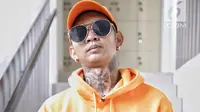 Rapper Young Lex saat mengunjungi kantor Liputan6.com di Jakarta, Rabu (6/6). (Liputan6.com/Faizal Fanani)