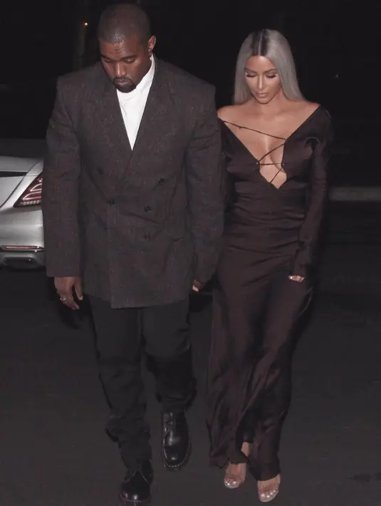 "Aku tak bisa menunggu untuk merasakan selamanya. Happy Anniversary!". (instagram/kimkardashian)