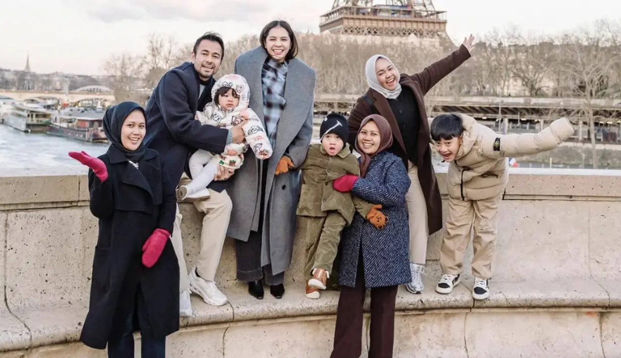 Kali ini, Nagita hadirkan gaya Sartorialist untuk tampilan yang terlihat begitu chic. [Foto: instagram/ Raffinagita]