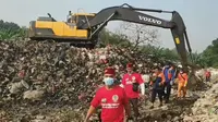 Para relawan yang berasal dari komunitas dan warga sekitar ikut terjun membersihkan sampah yang berada di TPS liar dekat bantaran Kali Cikeas, Jatirangga, Jatisampurna, Kota Bekasi. (Liputan6.com/Bam Sinulingga)