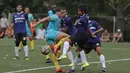 Pemain Persita, Egy Melgiansyah (kanan) menghalau bola sepakan pemain Bhayangkara FC pada laga uji coba di Lapangan NYTC Sawangan, Depok, (11/01/2018). Bhayangkara FC kalah 0-2. (Bola.com/Nicklas Hanoatubun)