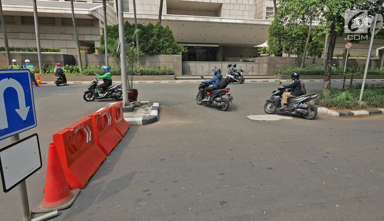 Pengendara sepeda motor menghindari lokasi proyek pembangunan jalur kereta Light Rail Transit (LRT) di Jalan Setiabudi Tengah, Jakarta, Senin (17/6/2019). Jalan Setiabudi Tengah ditutup untuk memberi ruang terkait pengerjaan konstruksi jalur LRT. (Liputan6.com/Herman Zakharia)