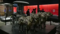 Para staf bekerja di Museum Shandong di Jinan, Provinsi Shandong, China timur (24/4/2020). Sebuah pameran yang menampilkan prajurit-prajurit terakota dan lebih dari 140 relik lainnya akan segera diselenggarakan di museum tersebut. (Xinhua/Zhu Zheng)