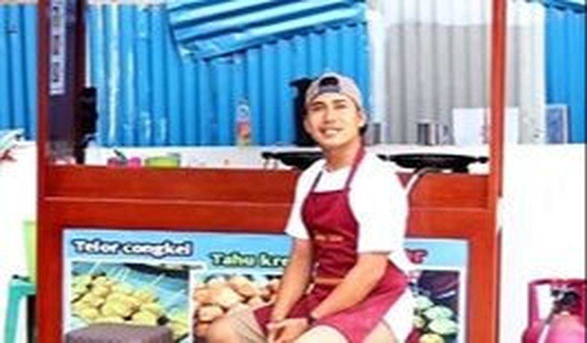 Meski telah menjadi seorang PNS, dia tetap melakoni hobinya dalam berjualan sepulang mengajar.<br>