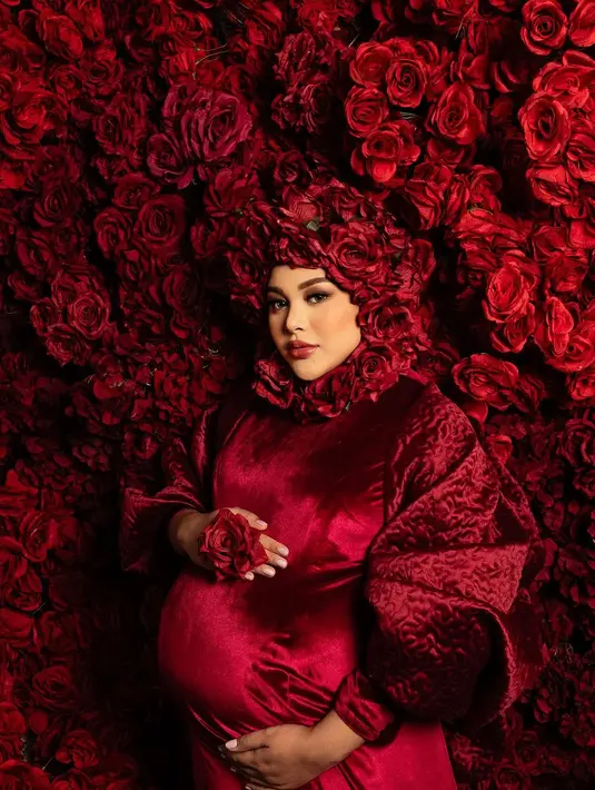 Jelang kelahiran anak kedua, Aurelie Hermansyah sempat abadikan moment lewat untuk maternity shoot [@aurelie.hermansyah]