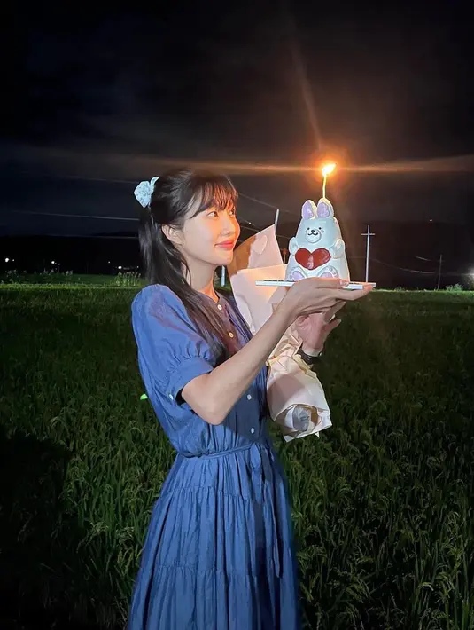 Momen saat Joy Red Velvet berulang tahun ke-26. Kali ini tampilan rambut panjangnya diikat sebagian ke belakang. (Instagram/@_imyour_joy)