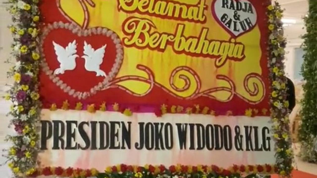 Tampak karangan bunga dari Presiden Jokowi dan keluarga.&nbsp;Tak sedikit juga yang penasaran siapa sosok pengantin sultan ini.