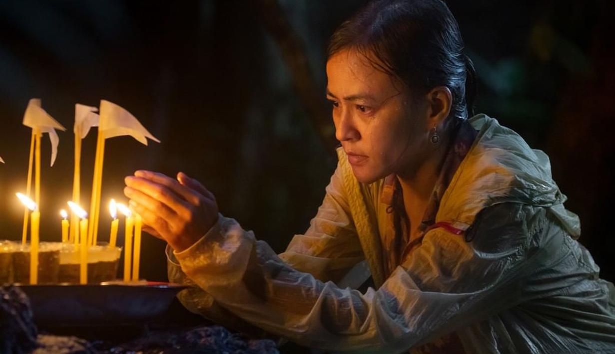 Gambar yang diupload Netflix Indonesia menampilkan adegan dalam serial Thai Cave Rescue. Kisah nyata penyelamatan ini menarik perhatian dunia internasional sehingga tim SAR luar negeri turut mengirimkan bantuan ke Thailand. (Instagram/@netflixid)