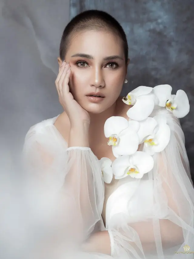 6 Pemotretan Terbaru Feby Febiola Bertema Serba Putih, Tampil Bak Bidadari
