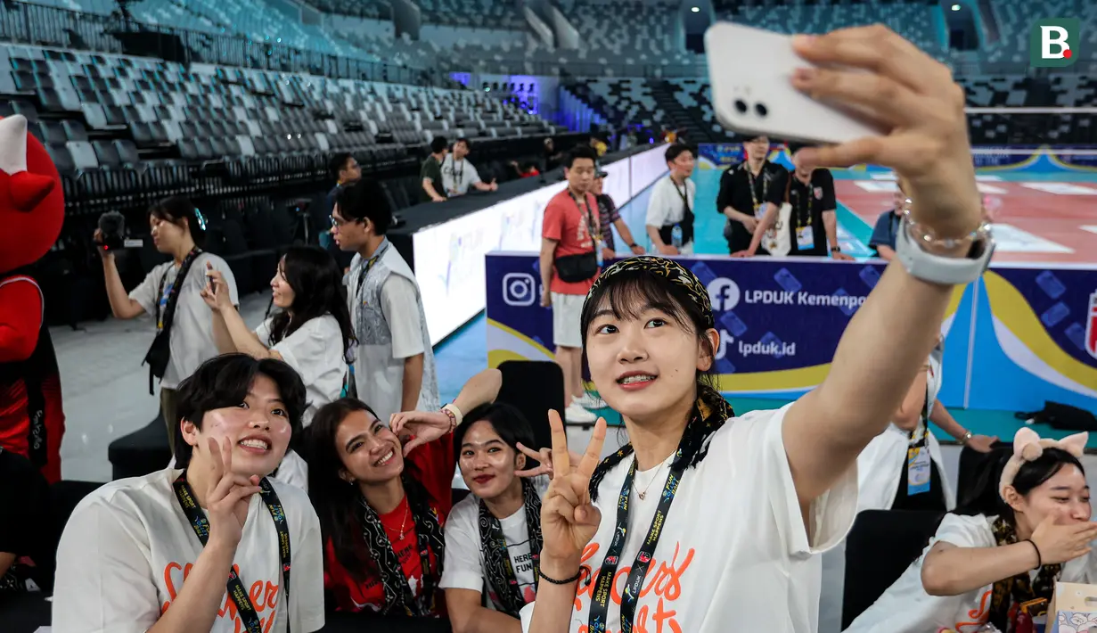 <p>Pemain Red Sparks, An Ye-rim (kanan) berswafoto dengan Kim Se-in (kiri), Shella Bernadetha (kedua kiri), dan Sania Clarissa Putri saat acara fans signing Fun Volleyball 2024 di Indonesia Arena, Senayan, Jakarta, Sabtu (20/04/2024). (Bola.com/Bagaskara Lazuardi)</p>