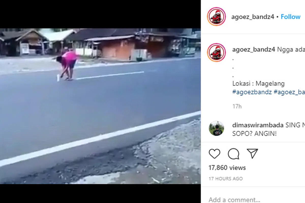 Dilansir akun Instagram @agoez_bandz4, terlihat seorang pemuda sedang menyalakan petasan yang cukup besar di tengah jalan.