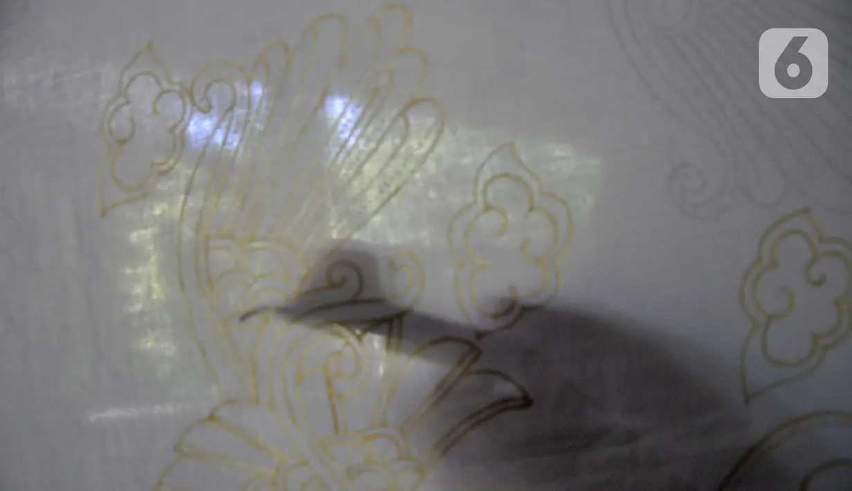 Rita saat menyelesaikan pembuatan batik tulis Lumbini di Dusun Tingal, Desa Wanurejo, Kecamatan Borobudur, Kabupaten Magelang, Jawa Tengah, Selasa (17/5/2022). Batik tulis Lumbini dijual dengan harga mulai dari Rp500 ribu-Rp5 juta per buah tergantung tingkat kesulitan pembuatan. (merdeka.com/Iqbal S. Nugroho)