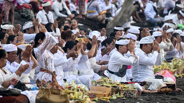 Masyarakat Bali Gelar Upacara Melasti
