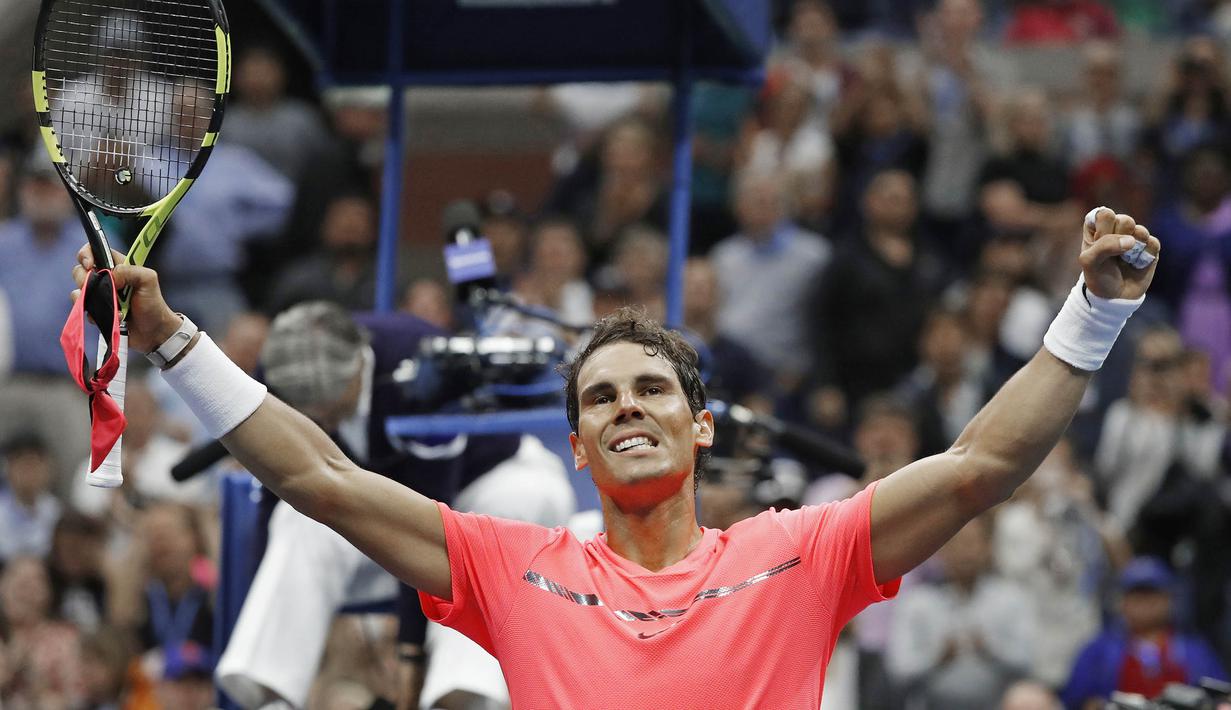 Petenis Spanyol, Rafael Nadal, melakukan selebrasi usai mengalahkan petenis Rusia, Andrey Rublev, pada laga turnamen AS Terbuka di New York, Rabu (6/9/2017). Nadal menang 3 set langsung 6-1, 6-1 dan 6-2 atas Andrey Rublev. (AP/Adam Hunger)