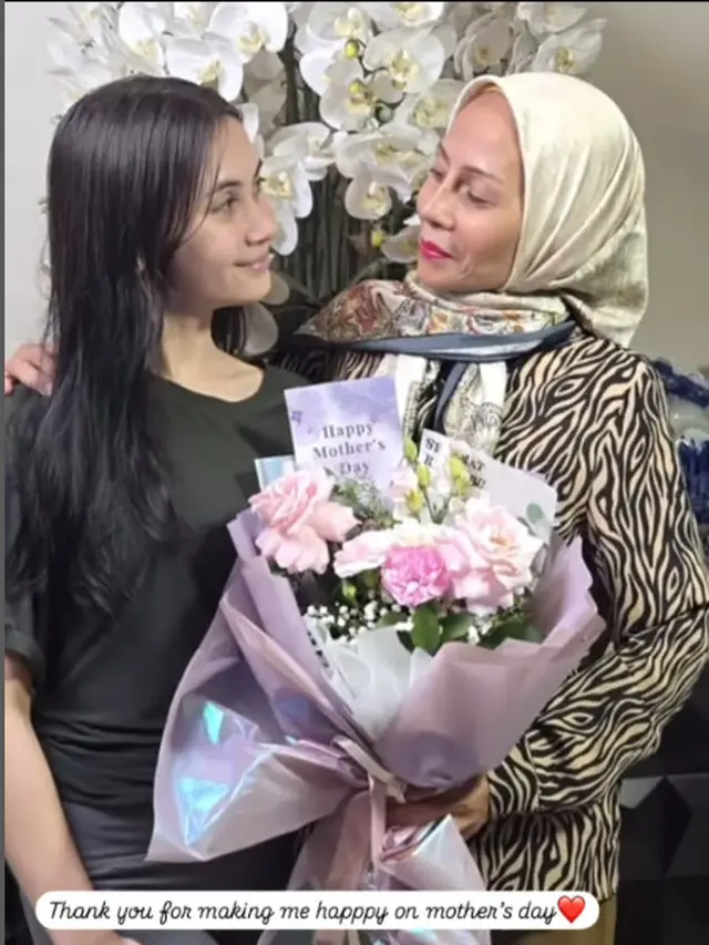 Berseteru dengan Sandrinna, Ini 6 Potret Purwanti Dapat Kejutan dari Richelle di Hari Ibu