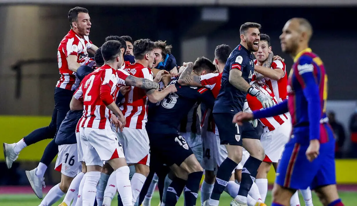 Para pemain Athletic Bilbao melakukan selebrasi usai menjuarai Piala Super Spanyol di Stadion La Cartuja, Minggu (17/1/2021). Athletic Bilbao menang 3-2 atas Barcelona. (AP/Miguel Morenatti)