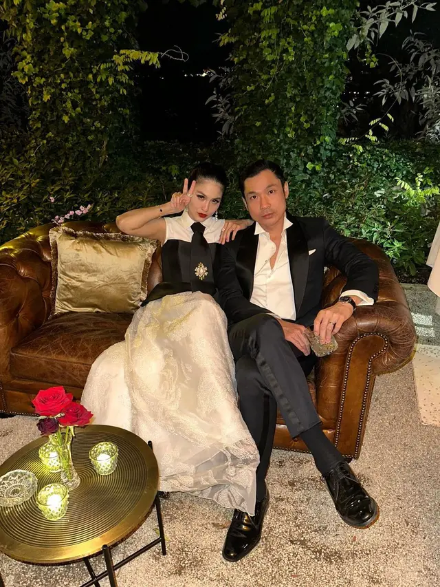 9 Potret Keren Sandra Dewi Dan Suami Hadiri Pernikahan Di Paris