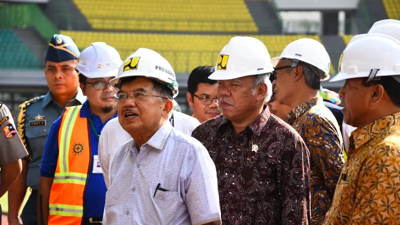 Wakil Presiden Jusuf Kalla didampingi Menteri Pekerjaan Umum dan Perumahan Rakyat (PUPR) Basuki Hadimuljono tinjau venues Asian Games 2018