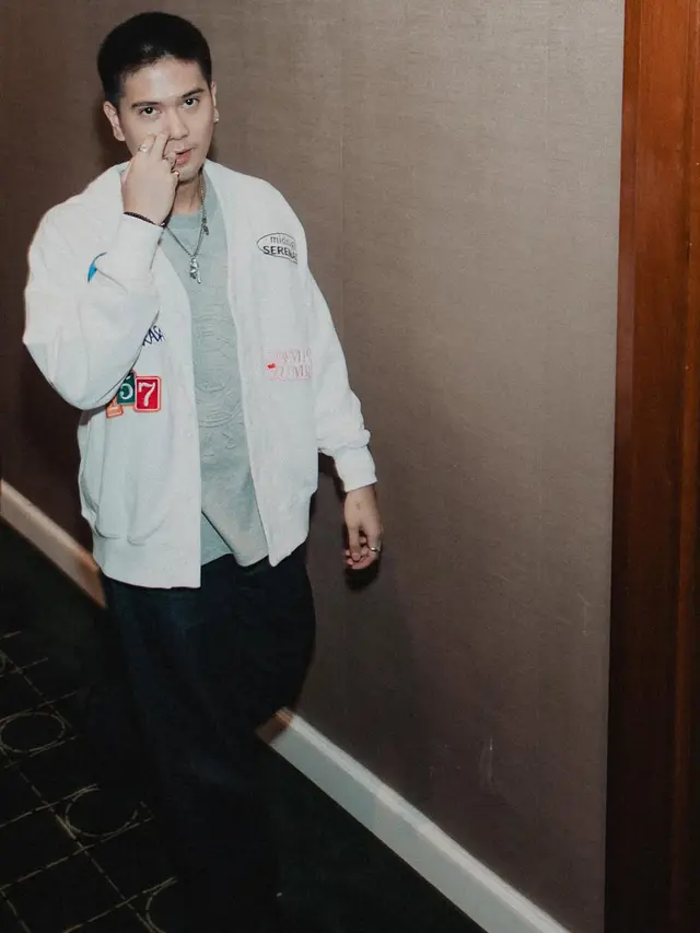 Gaya Outfit Iqbaal Ramadhan yang Selalu Terlihat Ganteng. (instagram/iqbaal.e)