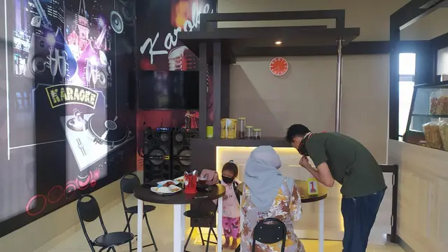 Fasilitas karaoke gratis yang disediakan pihak resto Balarea, mampu memberikan hiburan tersendi bagi pengunjung yang bertandang ke sana.