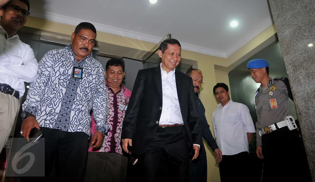 Direktur Utama PT Pelabuhan Indonesia (Pelindo) II, Richard Joost Lino (tengah) usai menjalani pemeriksaan di Bareskrim Mabes Polri, Jakarta, Senin (9/11/2015). RJ Lino diperiksa selama 10 jam dengan 10 pertanyaan. (Liputan6.com/Gempur M Surya)
