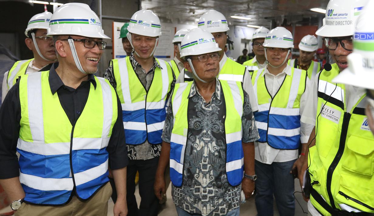 Menteri Koordinator Bidang Perekonomian Darmin Nasution memantau pembangunan proyek MRT Jakarta fase I di Senayan, Jakarta, Senin (11/6). Menurut dia, stasiun tersebut didesain dengan sangat baik dan modern. (Liputan6.cpm/Angga Yuniar)