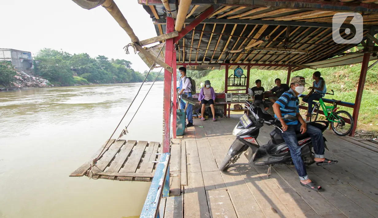 Warga menaiki perahu eretan di Sungai Cisadane, Neglasari, Kota Tangerang, Kamis (7/10/2021). Keberadaan jasa penyeberangan perahu eretan dengan tarif Rp 2.000 tersebut guna mempersingkat jarak tempuh dan waktu. (Liputan6.com/Angga Yuniar)