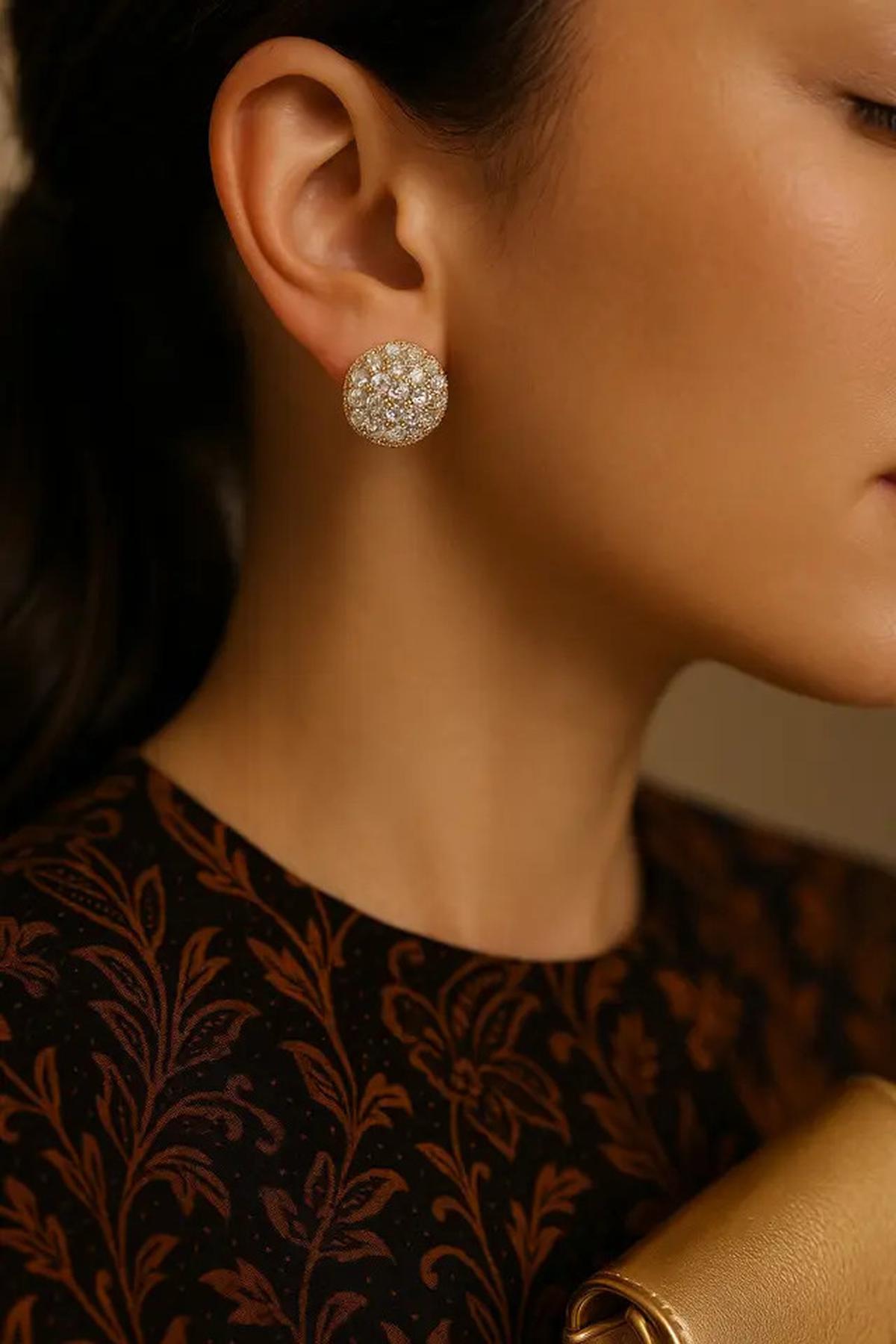 7 Model Anting Emas untuk Baju Batik yang Kekinian