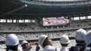 Awak media mengunjungi Stadion Nasional Tokyo, yang akan menjadi pusat penyelenggaraan Olimpiade 2020, di Tokyo pada Rabu (3/7/2019). Stadion bernilai 1,25 miliar dolar AS itu sudah rampung 90 persen dan akan dibuka untuk pertama kalinya pada Desember 2019. (Behrouz MEHRI/AFP)