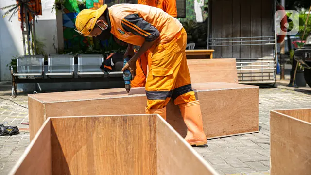 Petugas PPSU Kelurahan Kayu Putih Inisiatif Buat Peti untuk Jenazah Covid-19