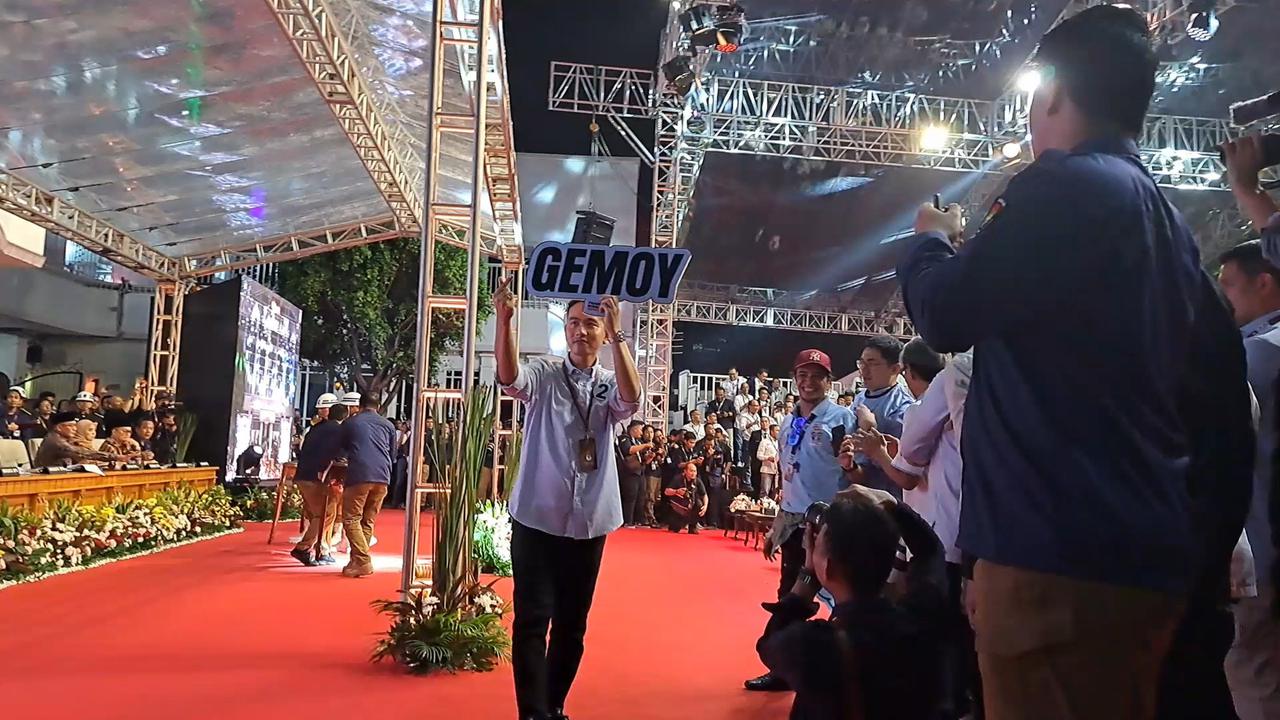 Cawapres Gibran Rakabuming Raka menunjukkan tulisan Gemoy jelang pengambilan nomor urut di Kantro KPU, Jakarta. (Merdeka.com/Lydia Fransisca)