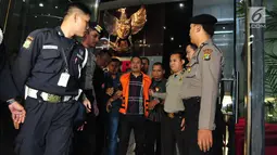 Wali Kota Cilegon Tubagus Iman Ariyadi mengenakan rompi tahanan saat keluar dari Gedung KPK, Jakarta, Minggu (24/9). KPK menetapkan Iman Ariyadi sebagai tersangka dan mengamankan barang bukti uang sejumlah Rp 1,150 Miliar. (Liputan6.com/Helmi Afandi)