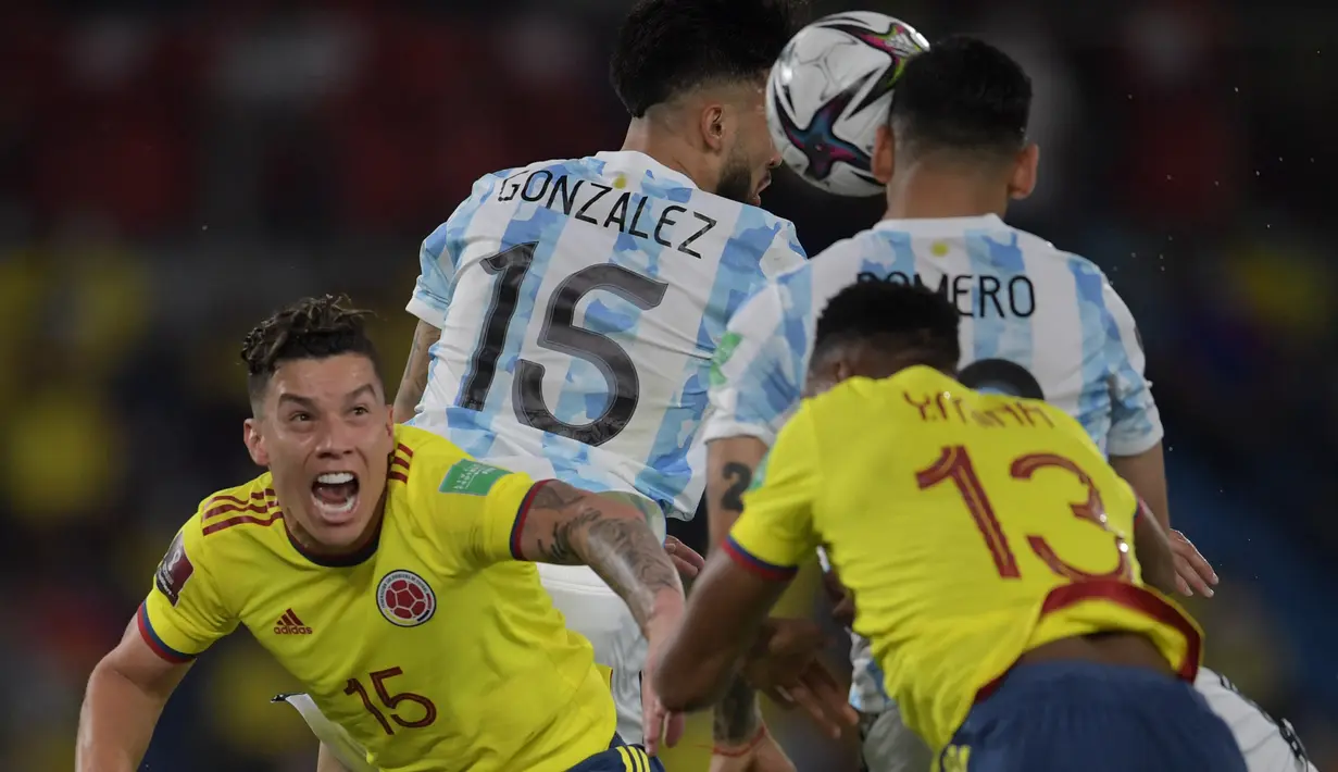 Gelandang timnas Kolombia, Mateus Uribe (kiri) dan penyerang Argentina, Nicolas Gonzalez berebut bola pada laga lanjutan Kualifikasi Piala Dunia 2022 Zona Amerika Selatan di Stadion Metropolitano, Rabu (9/6/2021) pagi WIB. Argentina harus puas bermain imbang 2-2 dengan Kolombia. (Raul ARBOLEDA/AFP)