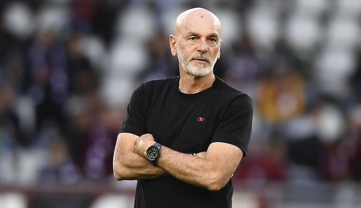 Pelatih AC Milan, Stefano Pioli, tampak terdiam saat anak asuhnya ditaklukkan Torino pada pekan ke-37 Serie A di Stadion Olimpico Grande Torino, Minggu (19/5/2024). (Alberto Gandolfo/LaPresse via AP)