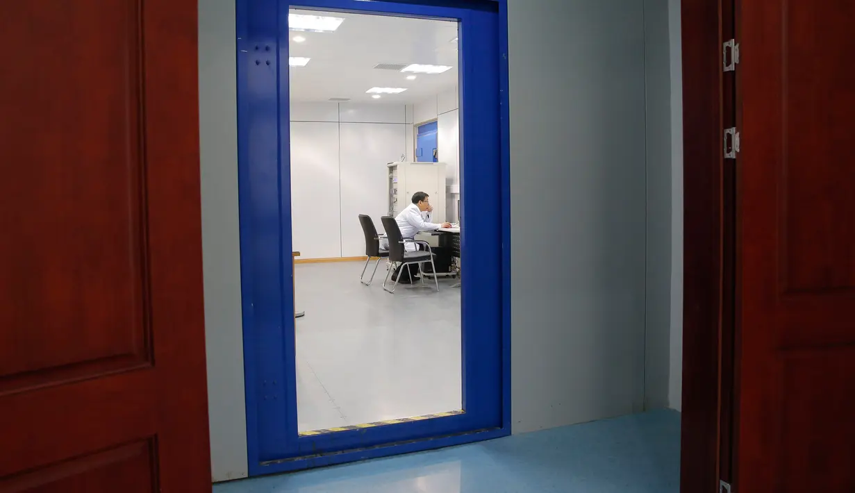Seorang peneliti saat bekerja di laboratorium tes kompatibilitas elektromagnetik di Pusat Keamanan Nuklir, Beijing, Cina, Jumat (18/3). Pusat Keamanan Nuklir ini merupakan hasil kerjasama China dan Amerika Serikat. (REUTERS/Kim Kyung-Hoon)
