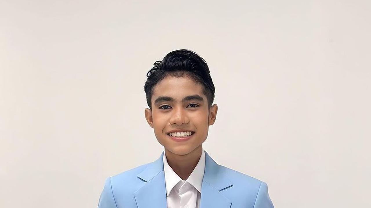 Potret Ganteng Eby DA Berseragam SMA, Pemeran Irshad Magic 5 yang Miliki Senyum Menawan