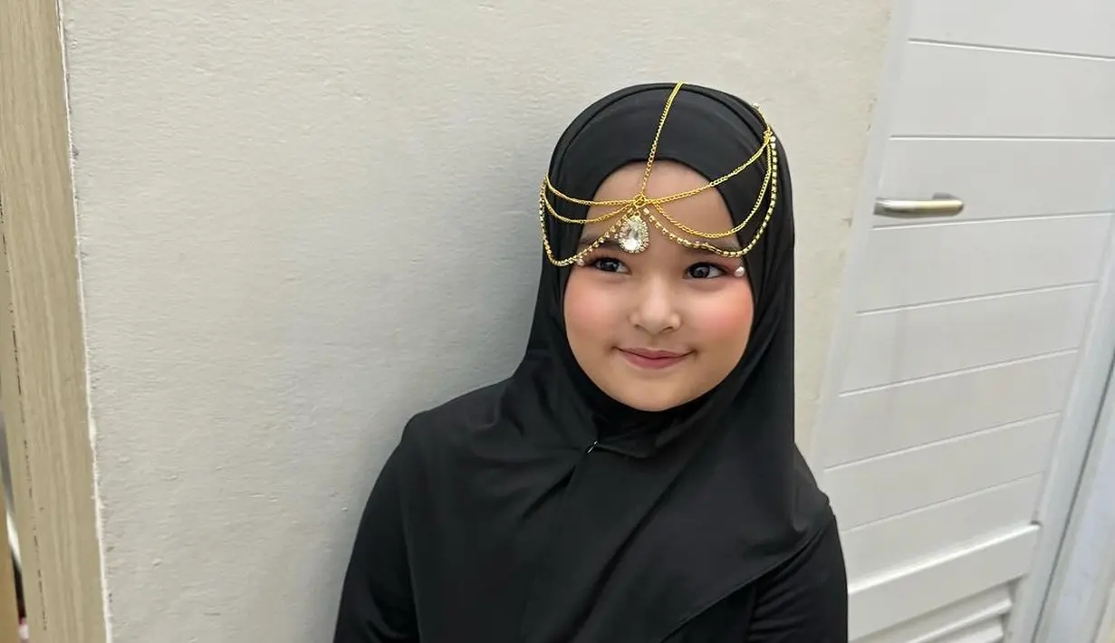 Wajah Ayang kemudian dipulas dengan makeup natural sesuai umurnya. Pilihan rona pink pada makeup look Ayang, buatnya jadi terlihat lebih segar, cantik, dan menggemaskan. [@tasyafarasya]