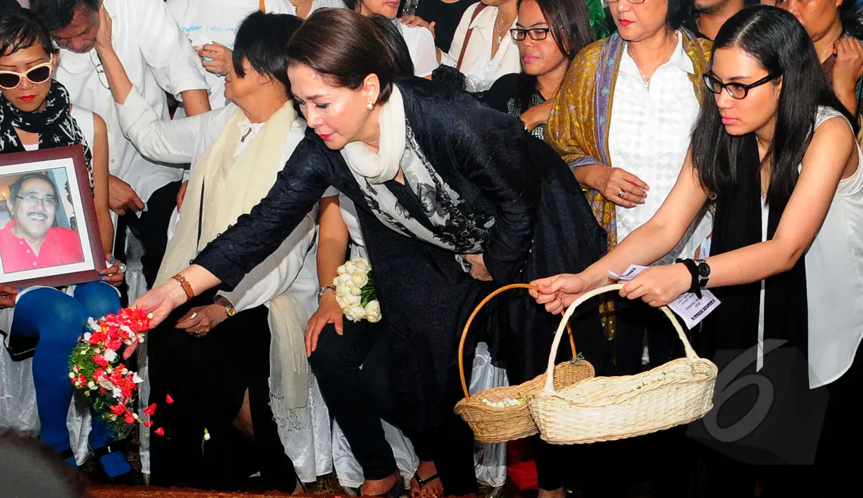 Aktris senior Widyawati menaburkan bunga di makam Frans Tumbuan, TPU Tanah Kusir, Kebayoran Lama, Jakarta, Rabu (25/3/2015). (Liputan6.com/Yoppy Renato)