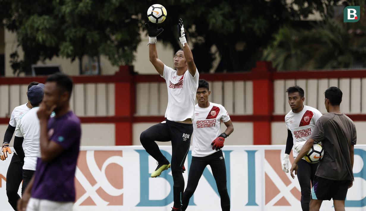 Kiper PSM Makassar, Rivky Mokodompit, berusaha menangkap bola saat latihan di Stadion PTIK, Jakarta, Minggu (2/12). Latihan ini persiapan jelang laga Liga 1 melawan Bhayangkara FC. (Bola.com/Yoppy Renato)