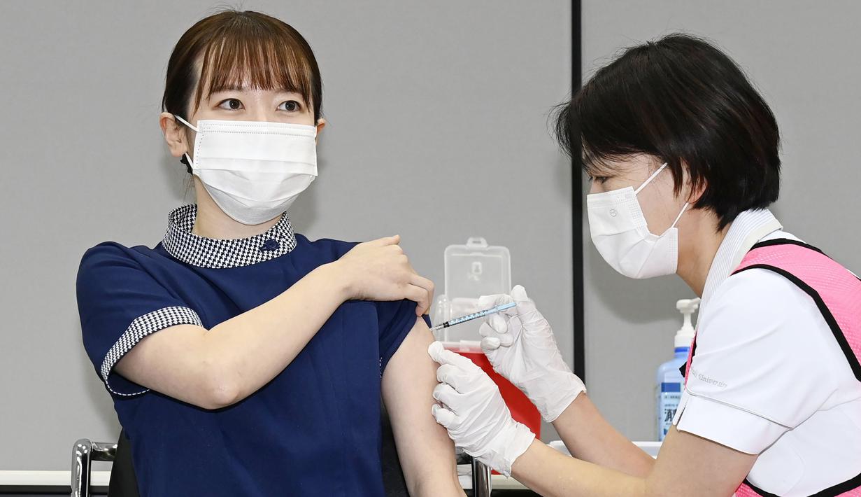 Pekerja medis menerima vaksin COVID-19 Pfizer di Fujita Health University Hospital, Toyoake, Rabu (1/12/2021). Jepang mulai memberikan suntikan booster COVID-19 kepada petugas kesehatan di tengah kekhawatiran atas varian omicron yang telah terdeteksi di negara itu. (Mizuki Ikari/Kyodo News via AP)