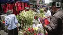 Penjual melayani pembeli bunga hias di Pasar Petak Sembilan, Glodok, Jakarta, Senin (31/1/2022). Jelang tahun baru Imlek 2573 sejumlah bunga seperti sedap malam, aster, mawar dan lainnya mulai banyak dicari warga Tionghoa untuk sembahyang. (Liputan6.com/Faizal Fanani)