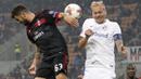 Pemain AC Milan, Patrick Cutrone (kiri) melakukan duel dengan pemain Austria Wien, Raphael Holzhauser pada laga grup D Liga Europa di San Siro stadium, Milan, (23/11/2017). Milan menang telak 5-1. (AP/Antonio Calanni)