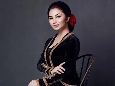 Wanita kelahiran 8 November 1996 ini tampak menawan dengan balutan kebaya berwarna hitam dilengkapi dengan sanggul rambut dan aksesoris bunga. (Liputan6.com/IG/@arieltatum)