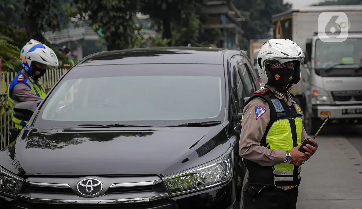 Anggota polisi melakukan penindakan kepada sebuah kendaraan saat ganjil genap di kawasan Jalan D.I Panjaitan, Jakarta, Senin (6/6/2022). Perluasan ganjil genap Jakarta tersebut dilakukan karena volume kendaraan meningkat di Ibu Kota RI tersebut ditiadakan. (Liputan6.com/Faizal Fanani)