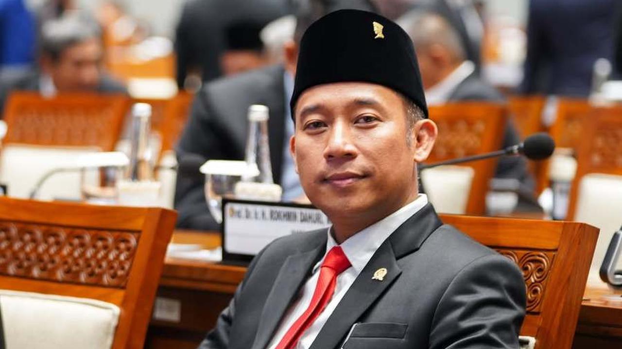 Potret Denny Cagur, Dari Panggung Komedi ke Gedung Parlemen - Kisah Penuh Kejutan dan Dedikasi