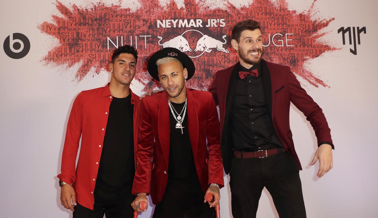 Pemain PSG, Neymar, berpose dengan rekan-rekannya saat merayakan pesta ulang tahun di Paris, Senin (4/1). Penyerang asal Brasil itu merayakan hari jadi yang ke-27 tahun dengan keadaan cedera. (AFP/Thomas Samson)