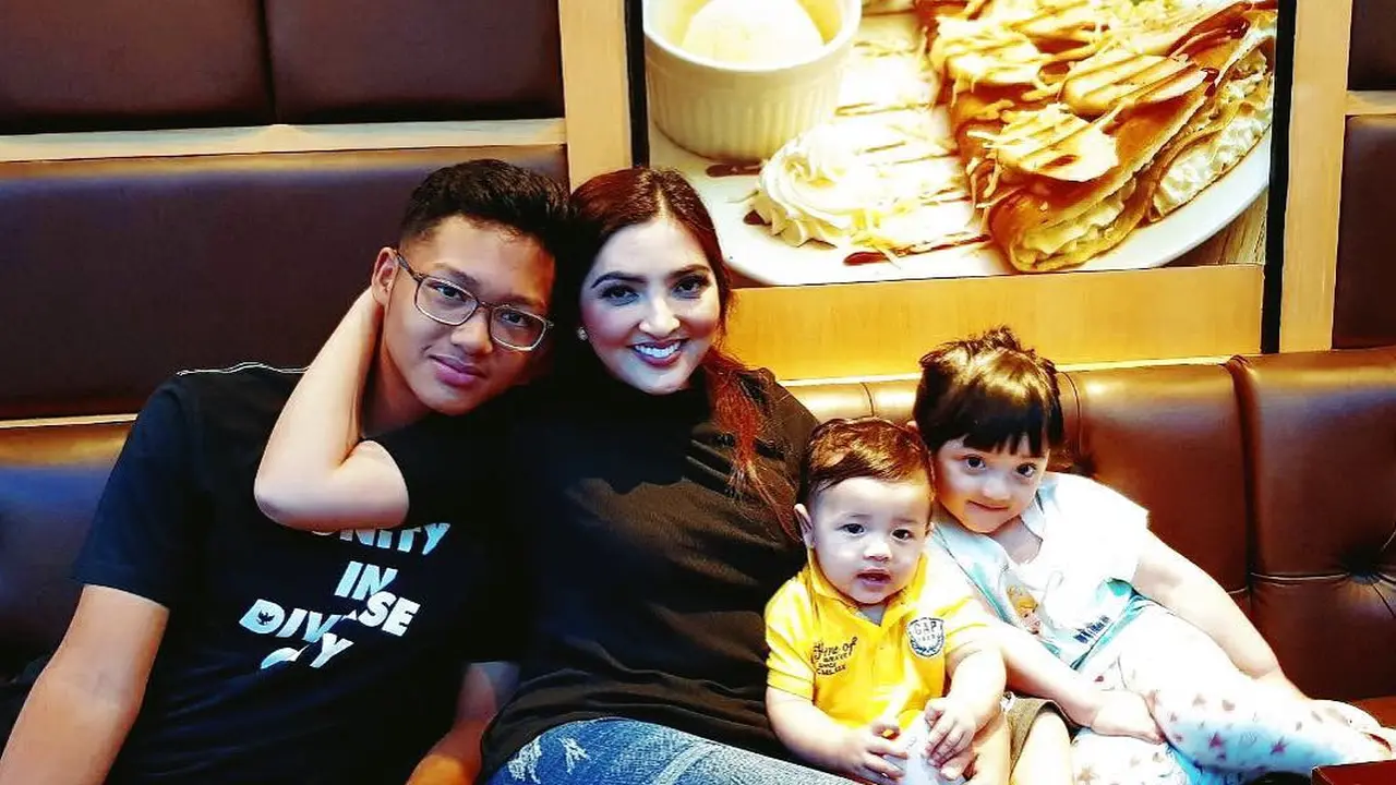 [Bintang] Ashanty dan Azriel