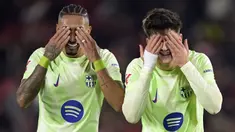 Pemain Barcelona, Raphinha (kiri) dan Pau Victor melakukan selebrasi setelah mencetak gol kelima timnya ke gawang Mallorca pada laga lanjutan Liga Spanyol 2024/2025 di Stadion Mallorca Son Moix, Mallorca, Spanyol, Rabu (04/12/2024) dini hari WIB. (AP Photo/Jose Breton)