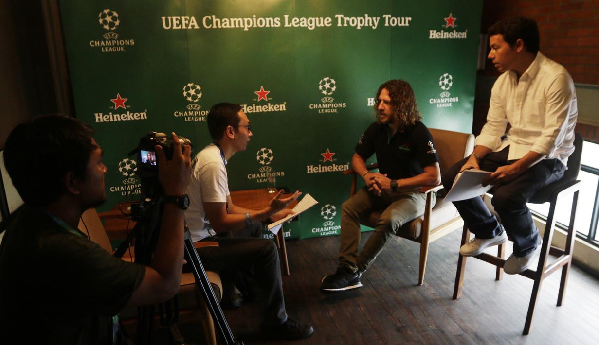 Legenda Barcelona, Carles Puyol, saat interview eksklusif dengan Bola.net di Jakarta, Senin (11/3). Pesepak bola dengan posisi bek itu datang ke Indonesia untuk UEFA Champions League Trophy Tour. (Bola.com/Vitalis Yogi Trisna)
